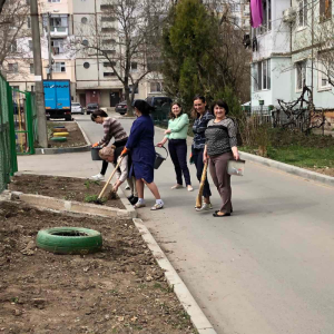 CADRELE DIDACTICE DIN IET nr.149 participă cu pasiune la procesul de plantare/semănare a florilor pe teritoriu instituției