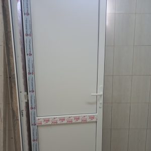 INSTALAREA UȘILOR LA BLOCUL SANITAR ȘI EVACUAREA GUNOIULUI
